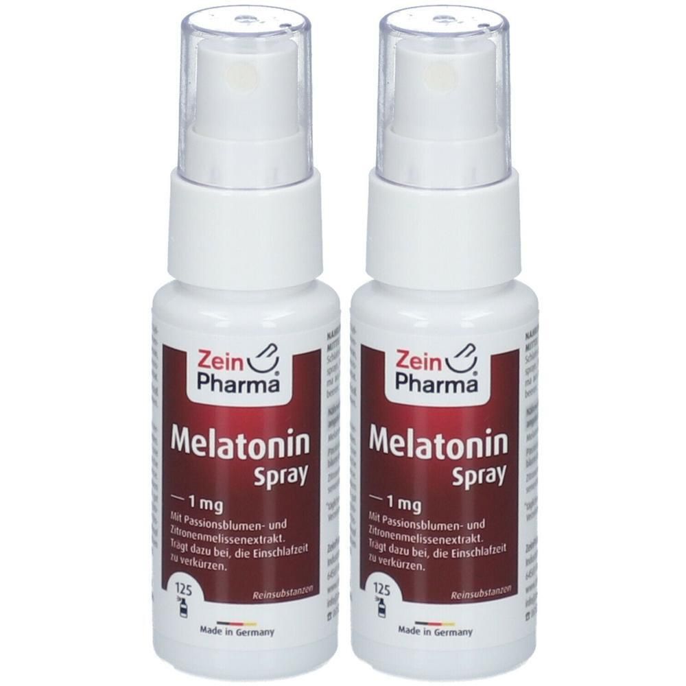 Zwei weiße Sprühflaschen mit Zein Pharma-Logo und Aufschrift Melatonin Spray 1 mg. Enthält Passionsblumen- und Zitronenmelissenextrakt.