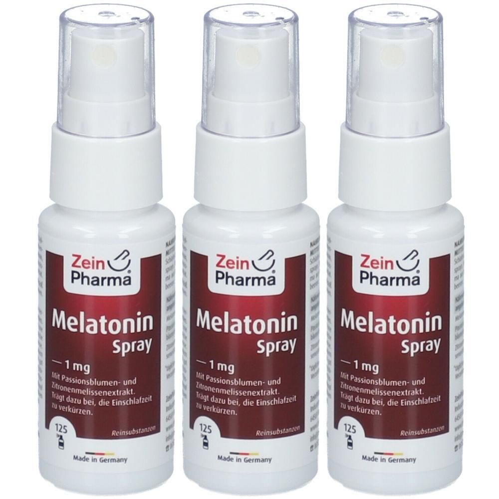 Drei weiße Sprühflaschen mit Zein Pharma-Logo und Aufschrift Melatonin Spray 1 mg. Flaschen mit Sprühkopf und rotem Etikett.