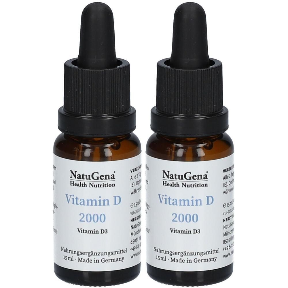 Zwei Flaschen mit schwarzem Verschluss. Auf dem Etikett steht "Vitamin D 2000" und "NatuGena Health Nutrition".
