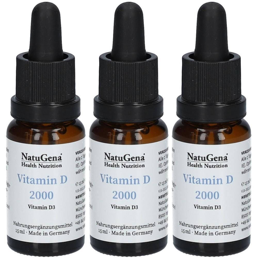 Drei Flaschen NatuGena Vitamin D 2000. Braune Glasflaschen mit schwarzen Tropfaufsätzen. Beschriftung: Vitamin D 2000, Vitamin D3.