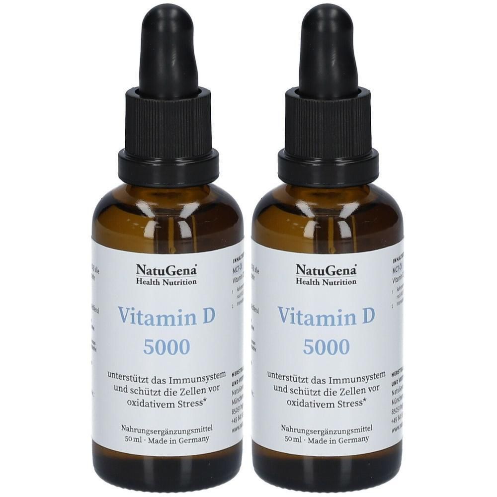 Zwei Flaschen NatuGena Vitamin D 5000. Braune Glasflaschen mit schwarzen Tropfaufsätzen. Aufschrift: Vitamin D 5000, unterstützt das Immunsystem.