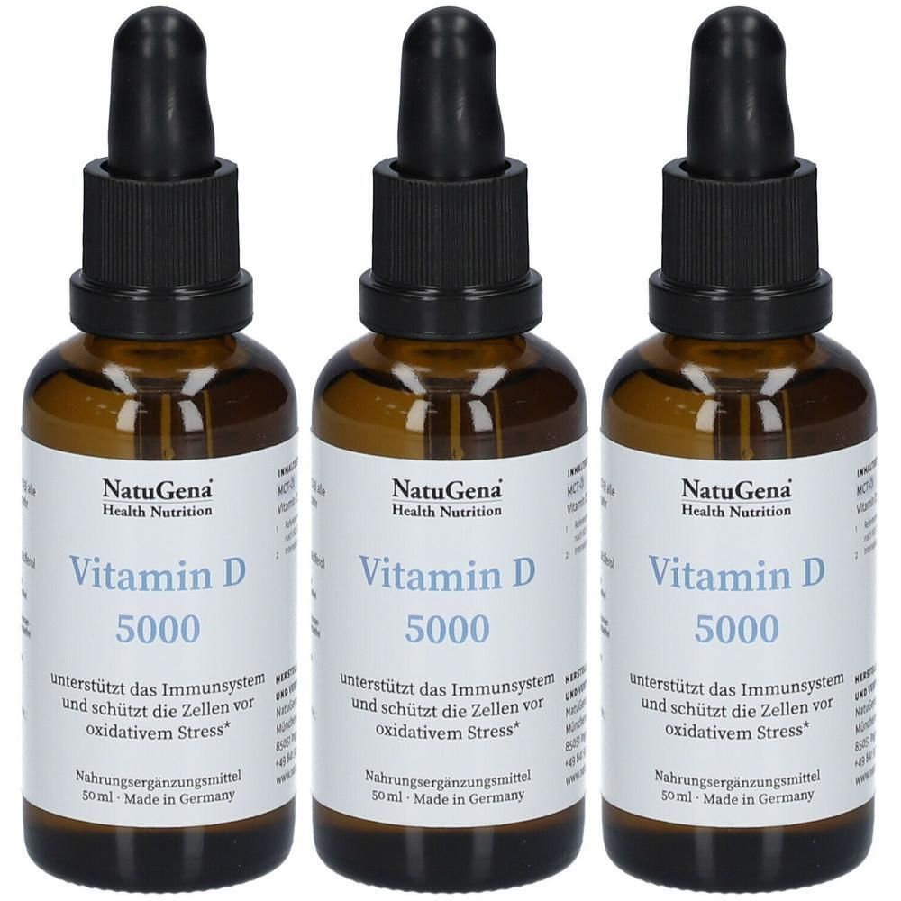 Drei Flaschen NatuGena Vitamin D 5000. Braune Glasflaschen mit schwarzem Deckel und Pipette. Etikett mit Produktinformationen.