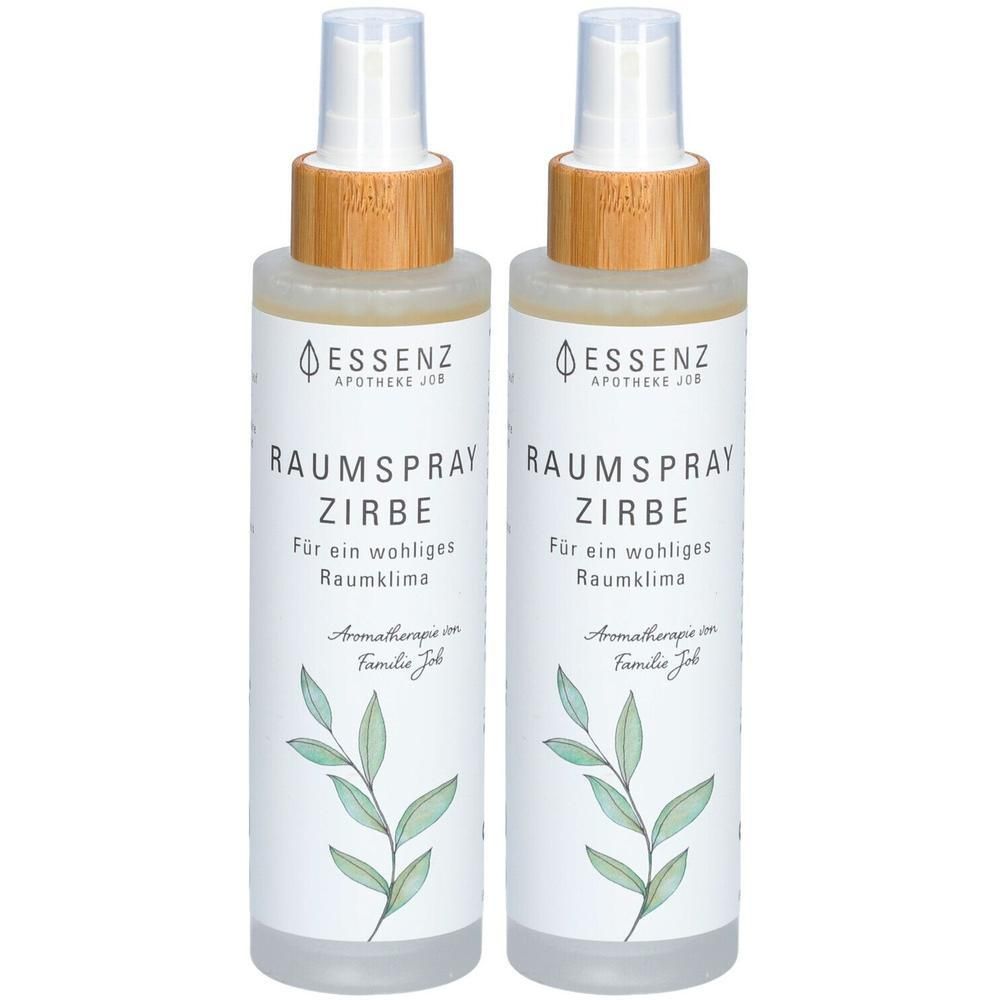 Zwei Flaschen Raumspray Zirbe mit Bambusdeckel und Sprühkopf. Weiße Etiketten mit Blattmotiv und Text.