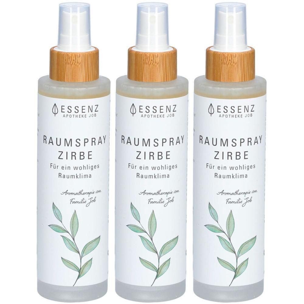 Drei Flaschen Raumspray Zirbe mit Bambusdeckel und Pflanzenmotiv.