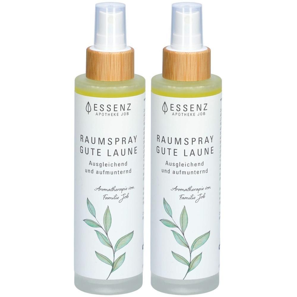 Zwei Sprühflaschen mit "Raumspray Gute Laune" von Essenz Apotheke. Klare Flüssigkeit, Holzkappen.