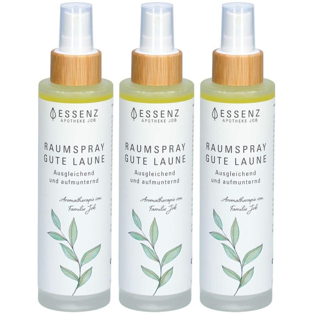 Drei Sprühflaschen mit "Raumspray Gute Laune" Etikett, "Essenz Apotheke" Logo und Blattmotiv.
