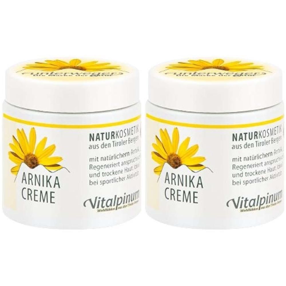 Zwei Cremetiegel mit gelbem Etikett und Aufschrift ARNIKA CREME. Aufschrift NATURKOSMETIK und Vitalpinum Logo. Deckel mit Sonnenblumen-Motiv.