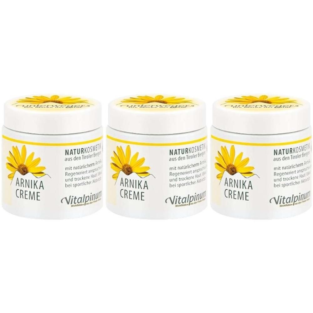 Drei weiße Tiegel mit gelben Etiketten. Aufschrift: ARNIKA CREME, NATURKOSMETIK. Logo: gelbe Blume. Marke: Vitalpinus.