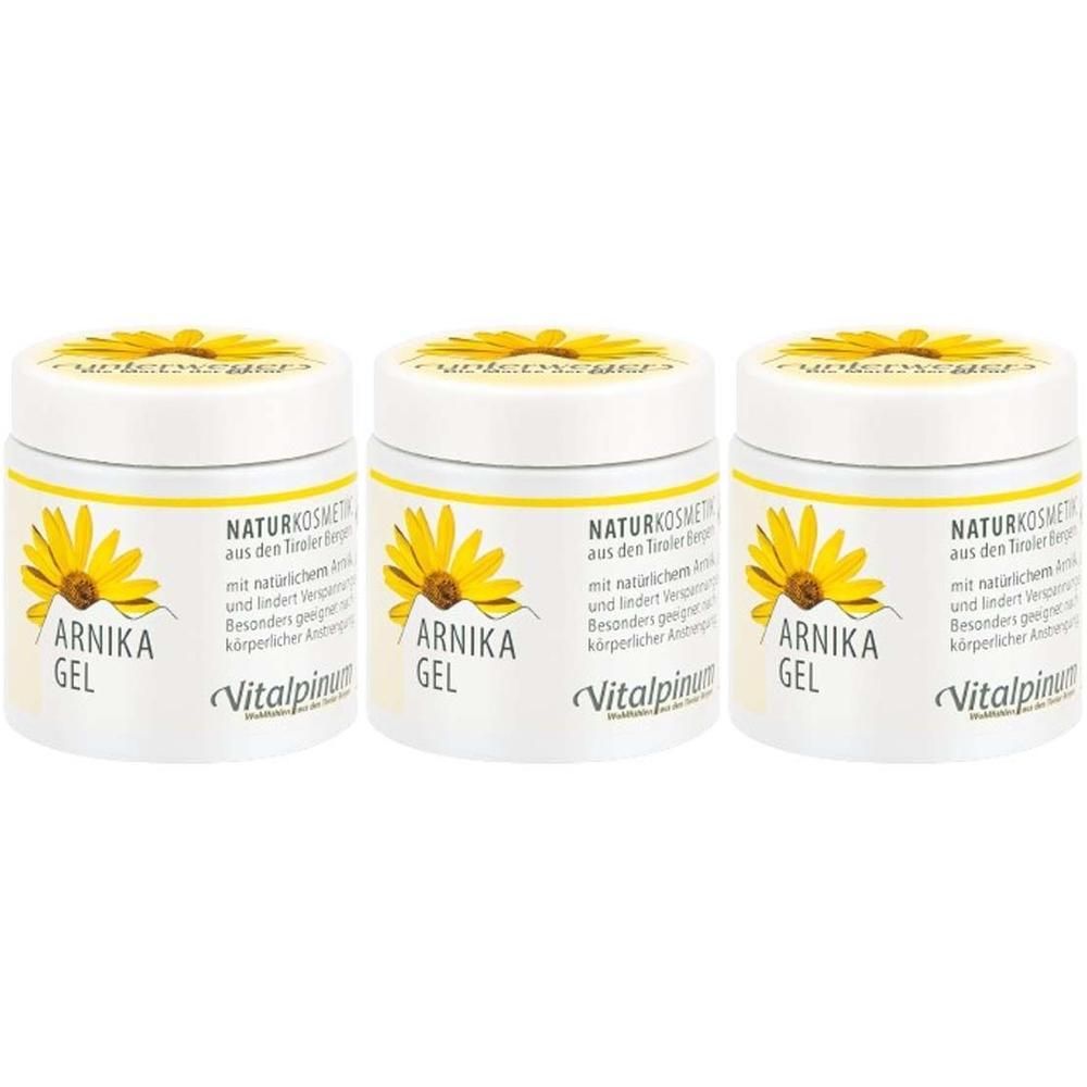 Drei weiße Tiegel mit gelben Etiketten. Aufschrift: ARNIKA GEL, Naturkosmetik, Vitalpinum. Abbildung einer gelben Blüte.