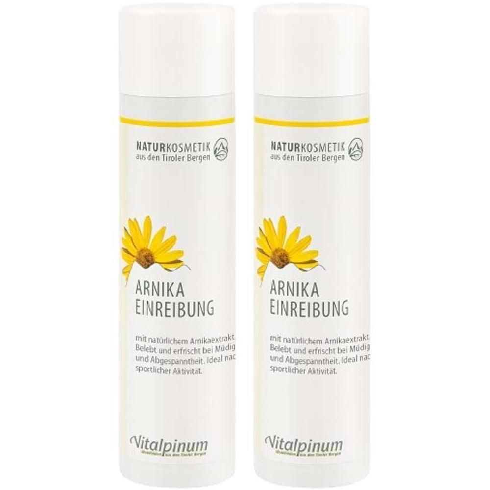 Zwei weiße Flaschen ARNIKA EINREIBUNG. Aufschrift: NATURKOSMETIK, Vitalpinum. Gelbe Blüte abgebildet. Text: mit natürlichem Arnikaextrakt, ideal nach sportlicher Aktivität.