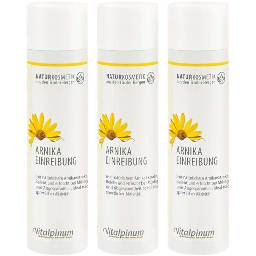 Drei weiße Flaschen mit gelben Etiketten. Aufschrift: ARNIKA EINREIBUNG, Naturkosmetik. Vitalpinum-Logo. Text in deutscher Sprache.