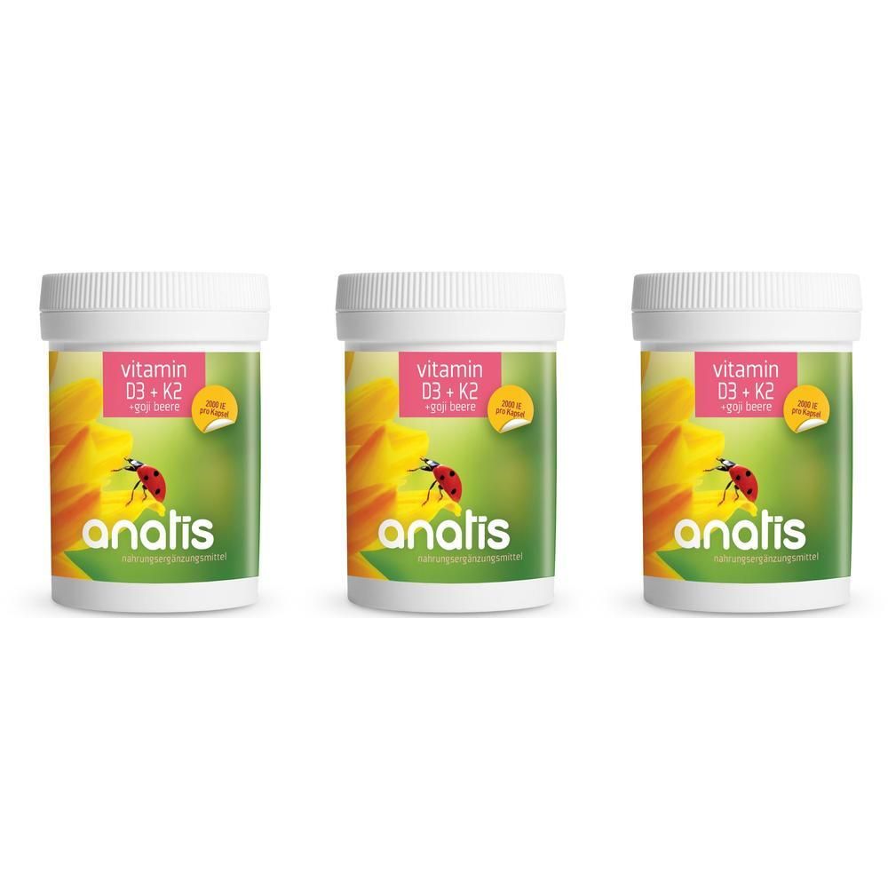 Drei weiße Dosen mit Deckel. Auf jeder Dose befindet sich ein Etikett mit der Aufschrift "Vitamin D3 + K2" und dem Markennamen "anatis".