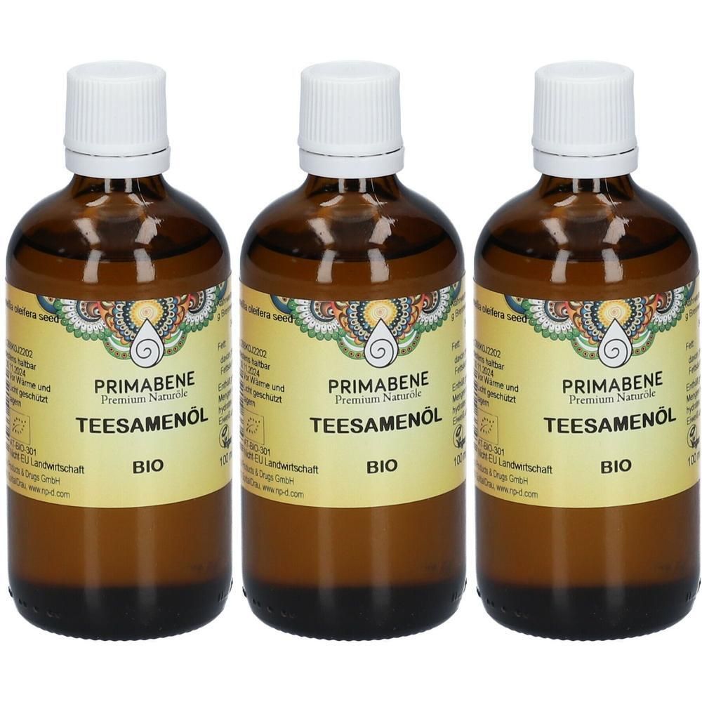 Drei braune Glasflaschen mit weißen Deckeln. Auf den Etiketten steht "PRIMABENE Teesamenöl BIO".