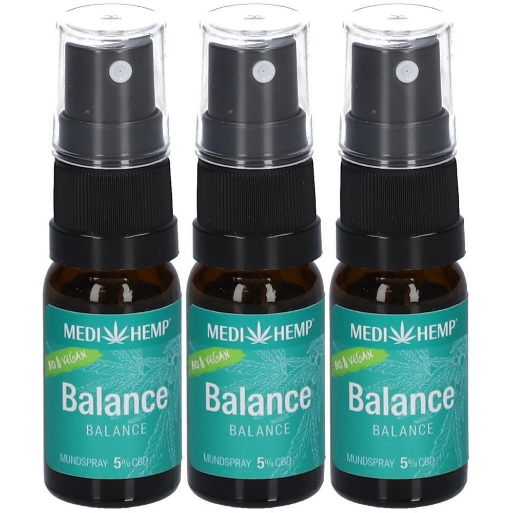 Drei Sprühflaschen mit schwarzem Sprühkopf und brauner Glasflasche. Aufschrift: MEDIHEMP, Balance, Mundspray 5% CBD. Grün-weiße Etiketten.