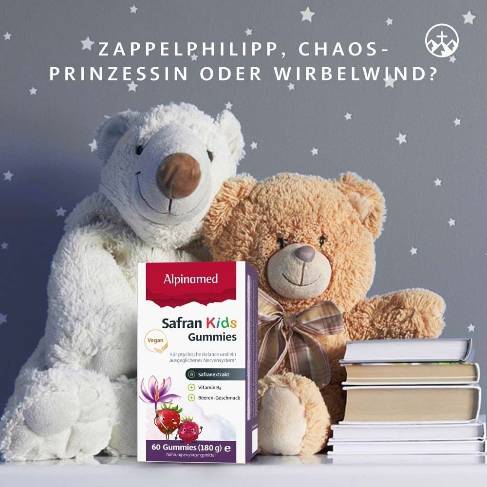 Produktverpackung von Alpinamed Safran Kids Gummies neben Teddybären und Büchern. Text: Zappelphilipp, Chaosprinzessin oder Wirbelwind?