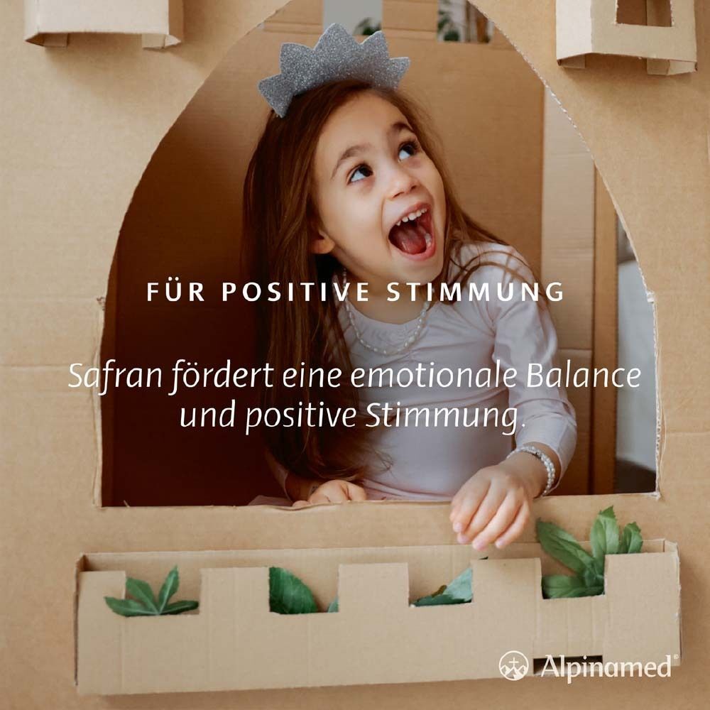 Alpinamed Safran Kids Gummies: Mädchen in einer Pappburg. Fördert positive Stimmung.