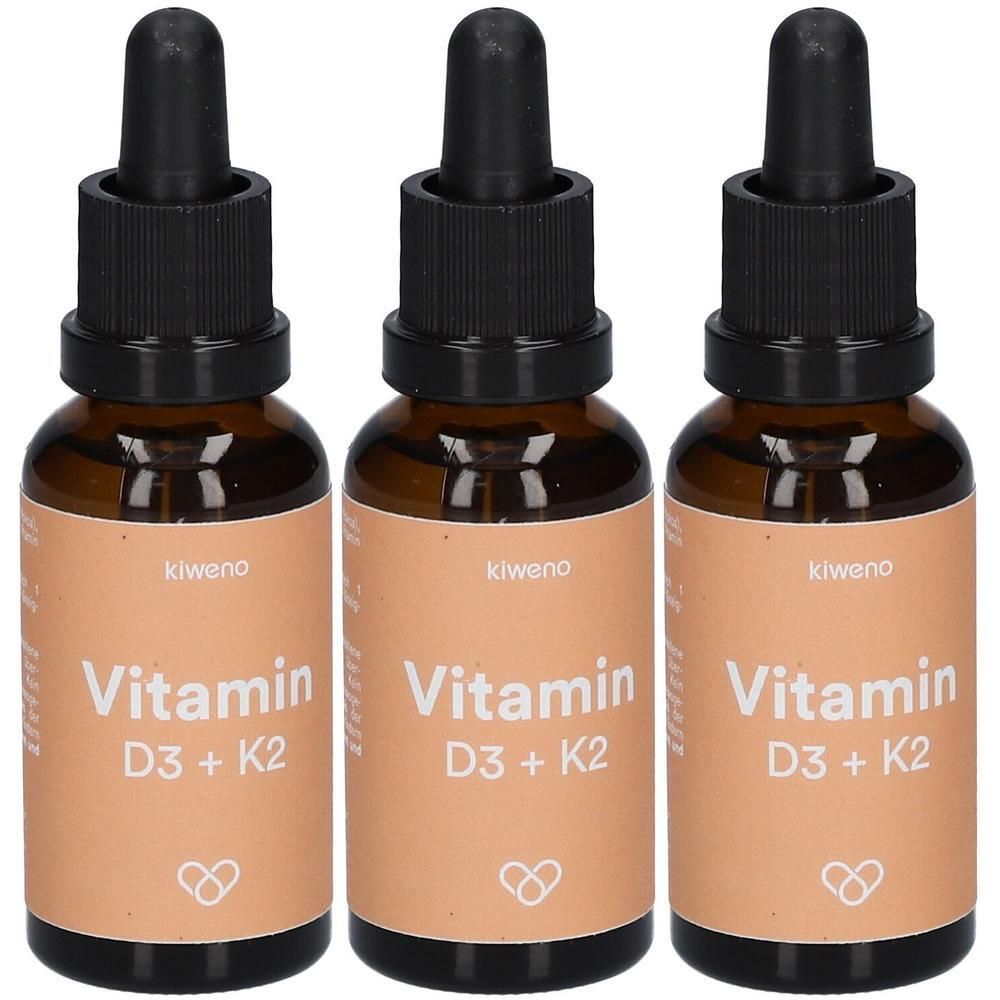 Drei braune Glasflaschen mit schwarzen Tropfern. Auf den Etiketten steht "kiweno Vitamin D3 + K2".