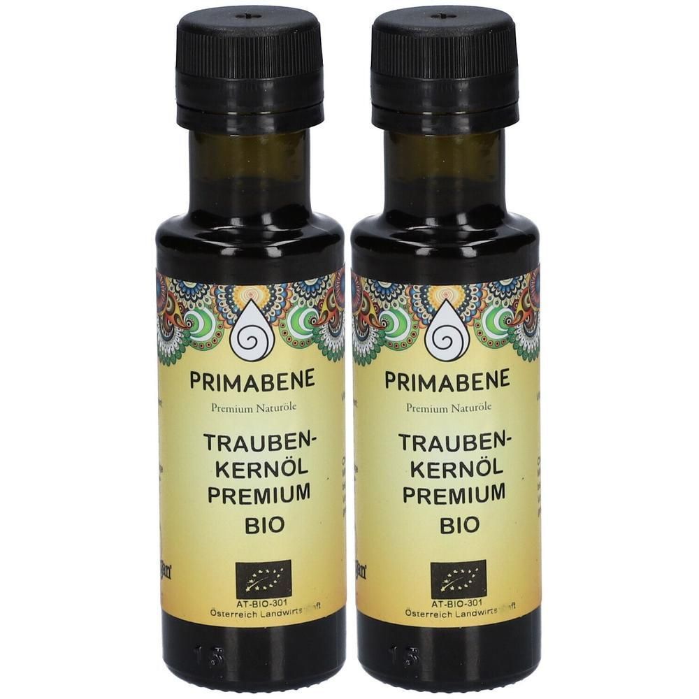 Zwei Flaschen PRIMABENE Traubenkernöl Bio. Braune Glasflaschen mit schwarzem Deckel und Etikett. Aufschrift: Traubenkernöl Premium Bio.