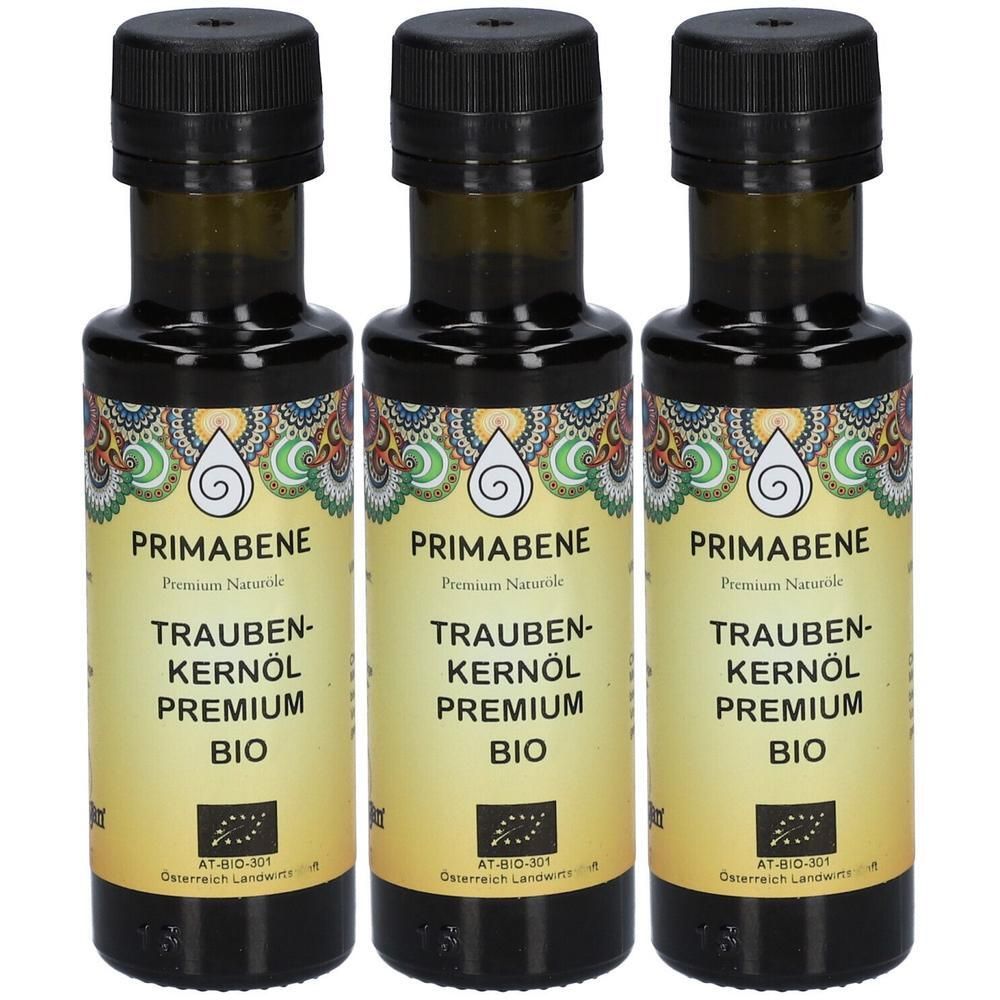 Drei Flaschen PRIMABENE Traubenkernöl Bio. Braune Glasflaschen mit schwarzem Deckel und Etikett. Bio-Siegel unten.