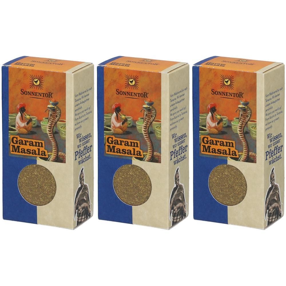 Drei rechteckige Kartonverpackungen. Aufschrift: SonnentoR Garam Masala. Sichtfenster mit Inhalt. Illustrationen von Person und Kobra.