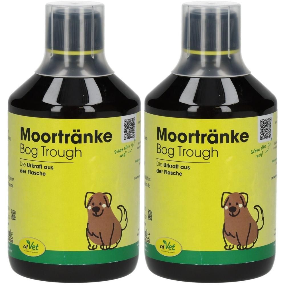 Zwei Flaschen mit dunkler Flüssigkeit. Auf gelbem Etikett: "Moortränke Bog Trough", Logo eines Hundes, "cd Vet".