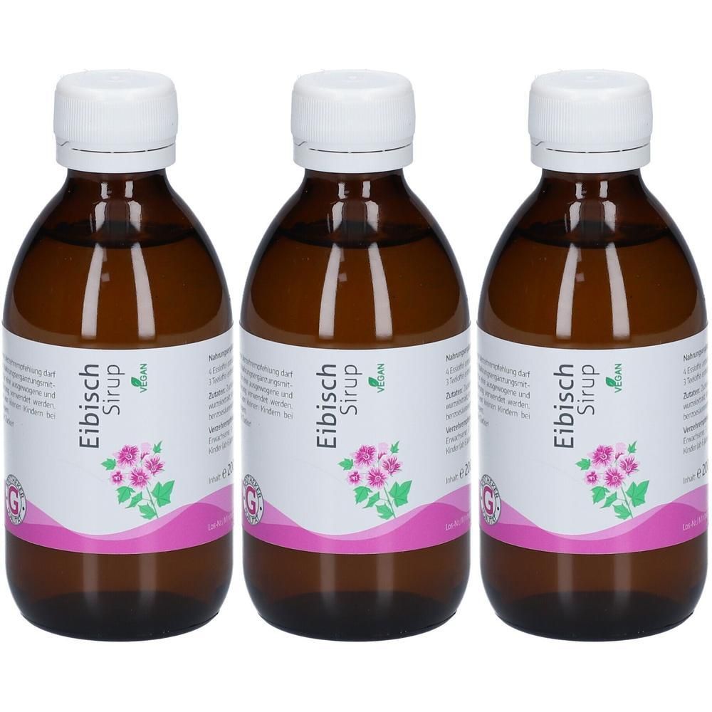 Drei braune Flaschen mit weißem Verschluss. Auf den Etiketten steht "Eibisch Sirup" und ein pinkes Blumenmotiv. Vegan.