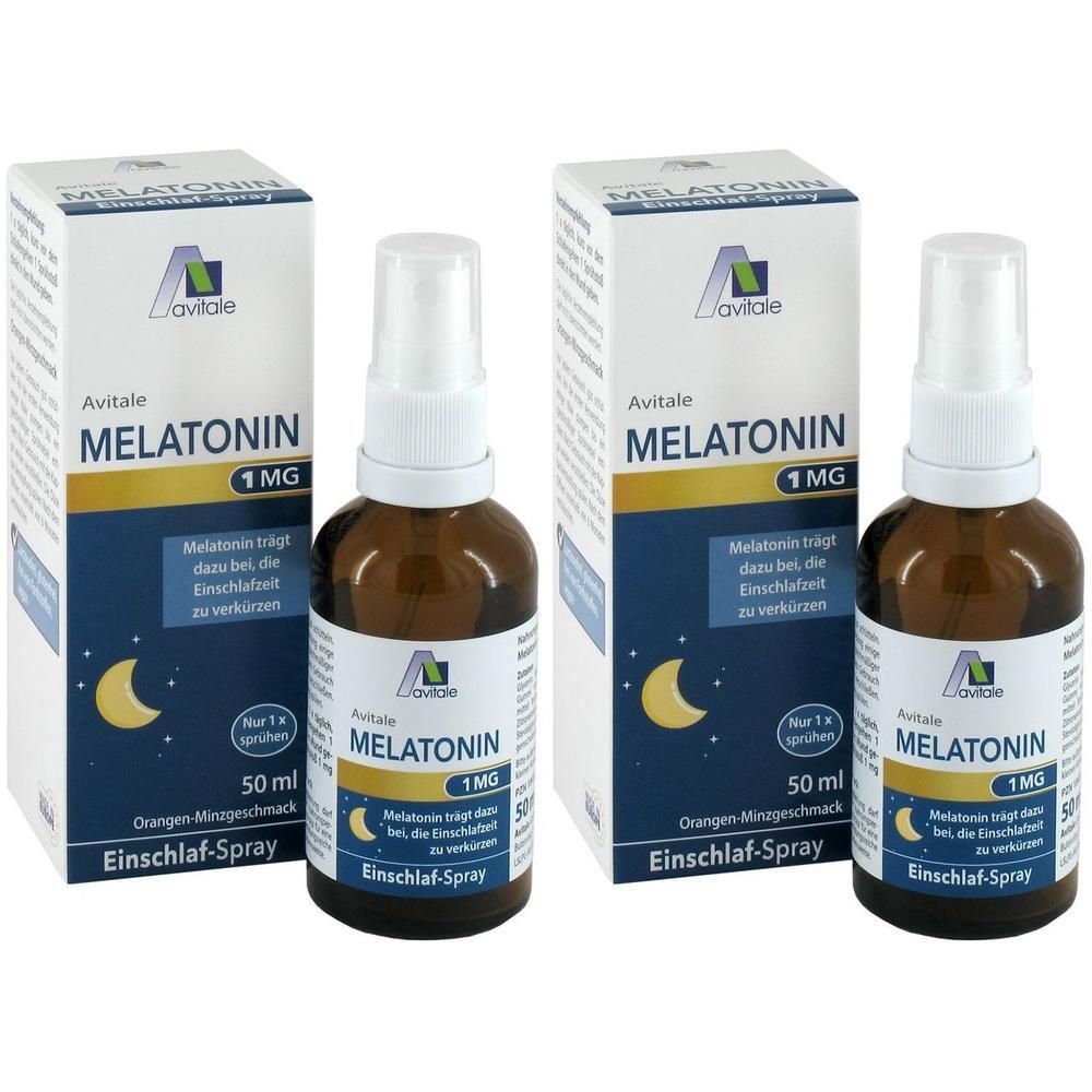 Zwei Flaschen und zwei Schachteln Avitale Melatonin Einschlaf-Spray. Braune Flaschen mit weißem Sprühkopf. Weiße Schachteln mit blauer Schrift.