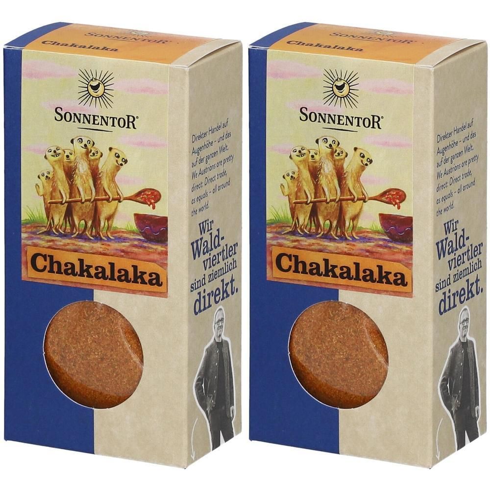 Zwei rechteckige Kartons mit Produkt. Aufschrift: Sonnentor Chakalaka. Abbildung von Erdmännchen. Sichtbares Produkt in runder Aussparung.
