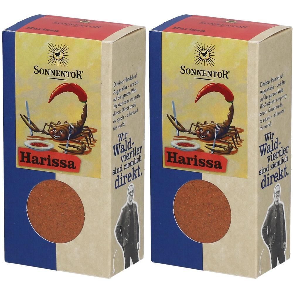 Zwei rechteckige Kartonverpackungen. Aufschrift "Sonnentor Harissa". Abbildung eines Skorpions. Text: "Wir Waldviertler sind ziemlich direkt."