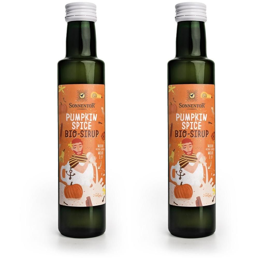 Zwei grüne Flaschen mit weißem Deckel. Auf dem Etikett steht "Pumpkin Spice Bio-Sirup" und das Logo von SonnentoR.
