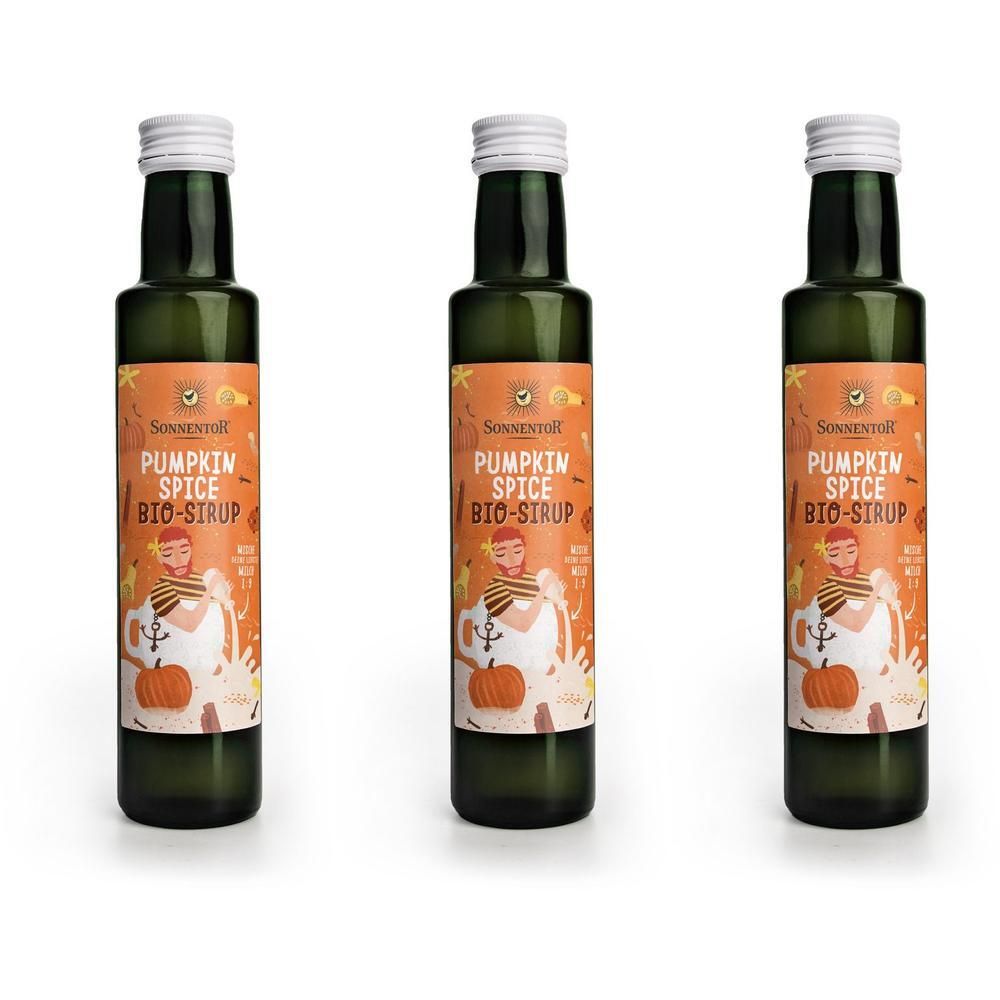 Drei grüne Glasflaschen mit weißem Deckel. Auf dem Etikett steht "PUMPKIN SPICE BIO-SIRUP" und das Logo von SonnentoR. Abbildung eines Mannes mit Kürbis.