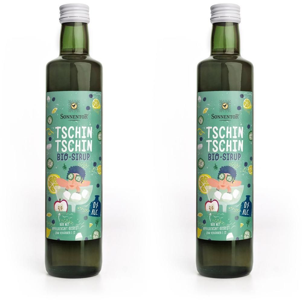 Zwei grüne Glasflaschen mit Etiketten. Aufschrift: TSCHIN TSCHIN BIO-Sirup. Illustration mit Badender. Deckel weiß.