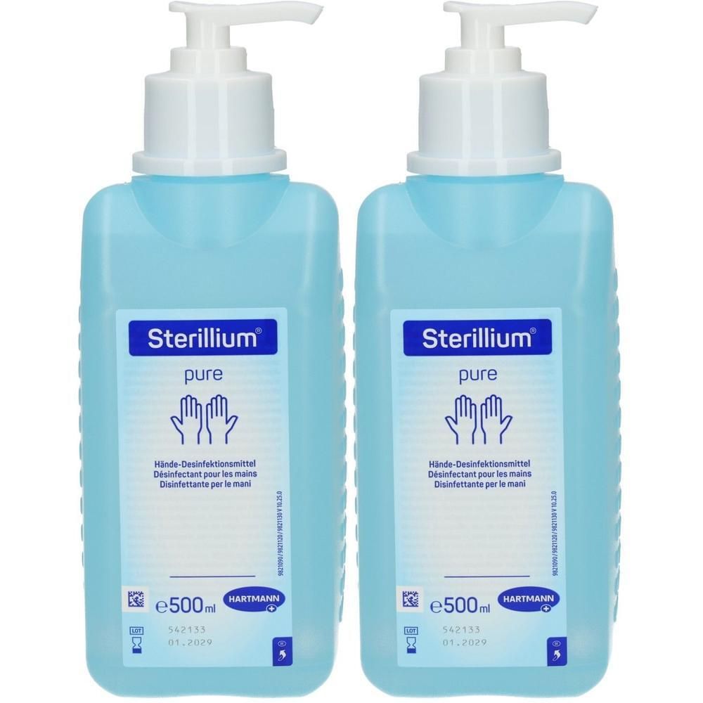 Zwei Flaschen Sterillium pure. Blaue Flüssigkeit in transparenten Kunststoffflaschen mit weißen Pumpaufsätzen. Aufschrift und Logo.