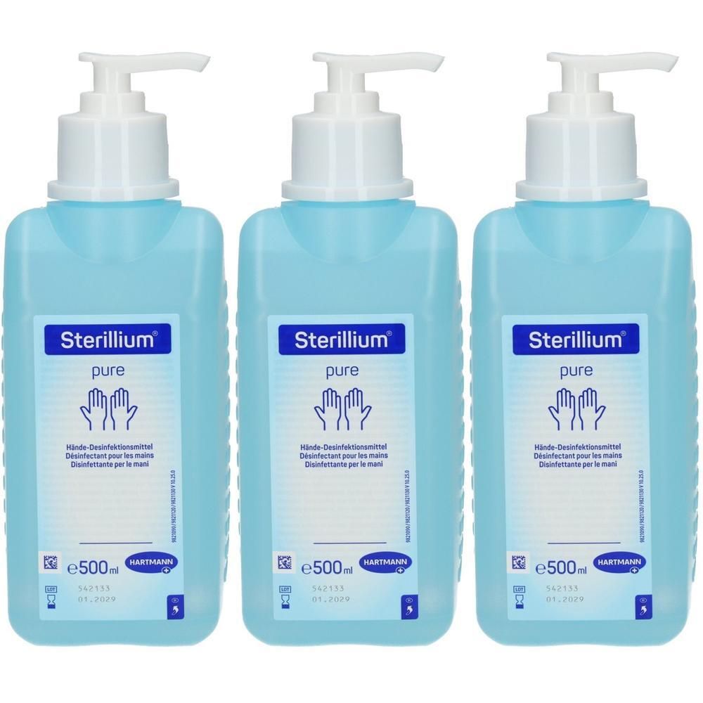 Drei Flaschen Sterillium pure Hände-Desinfektionsmittel mit Spender. Blaue Flüssigkeit in rechteckigen Behältern mit weißem Pumpkopf.