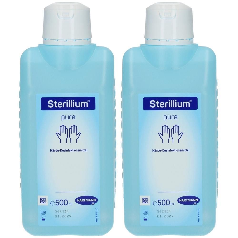 Zwei Flaschen Sterillium pure Hände-Desinfektionsmittel. Hellblaue Flüssigkeit in rechteckigen Flaschen mit weißem Deckel. Aufschrift: Sterillium pure.