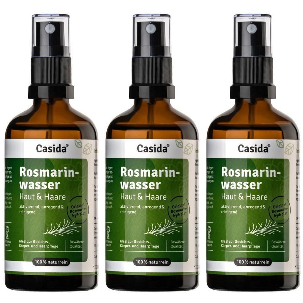 Drei Flaschen mit Sprühkopf. Aufschrift: Casida Rosmarinwasser Haut & Haare. Braune Glasflaschen mit grünen Etiketten.