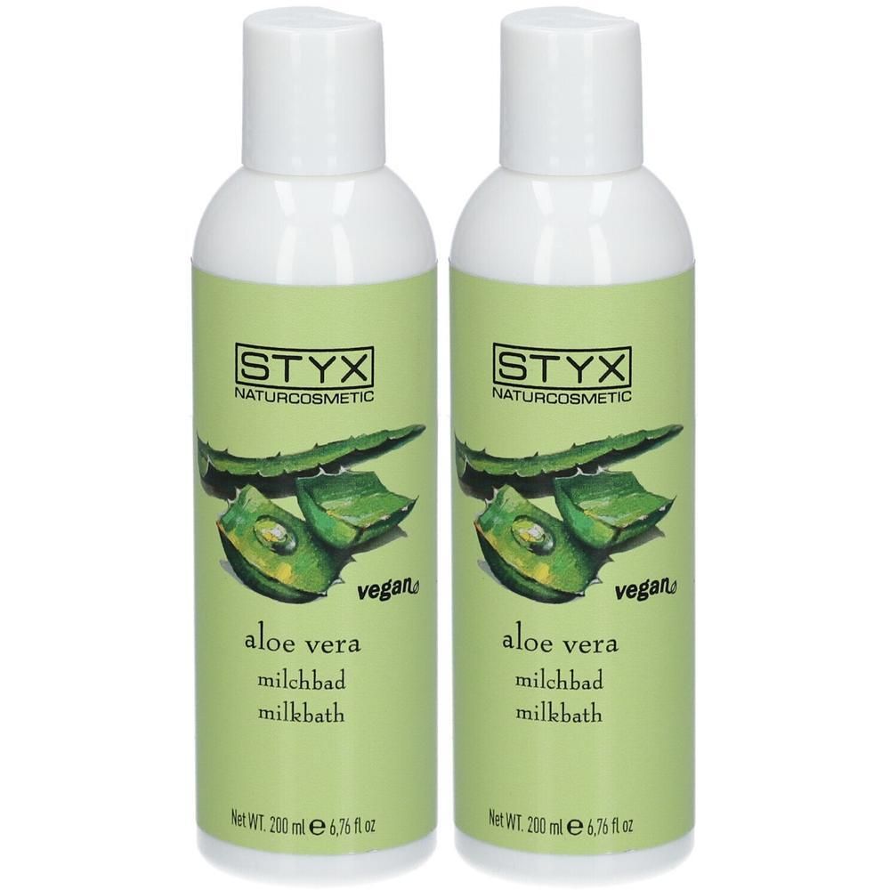 Zwei Flaschen mit weißem Deckel und grünem Etikett. Aufschrift: STYX Naturcosmetic, Aloe Vera Milchbad, vegan. Abbildung von Aloe Vera.