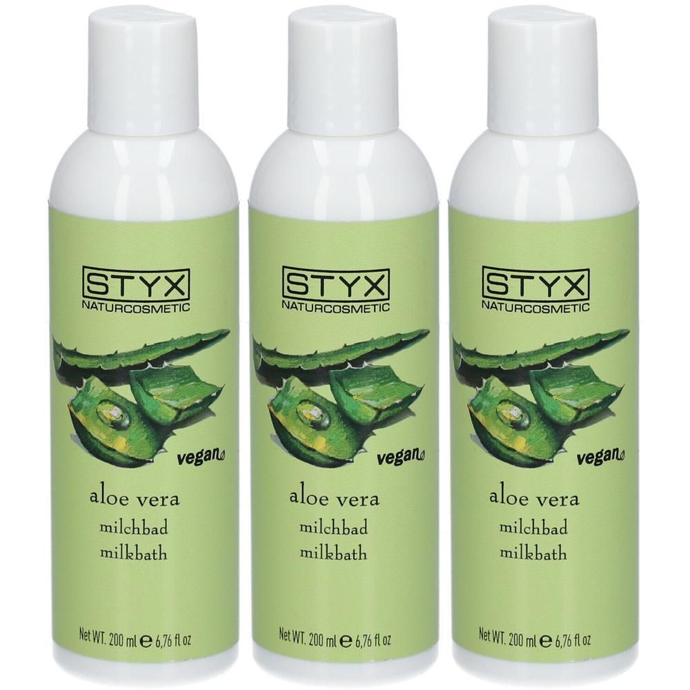 Drei Flaschen STYX Aloe Vera Milchbad. Grün-weißes Etikett mit Aloe Vera-Illustration. Vegan-Siegel. Flaschen mit weißem Deckel.