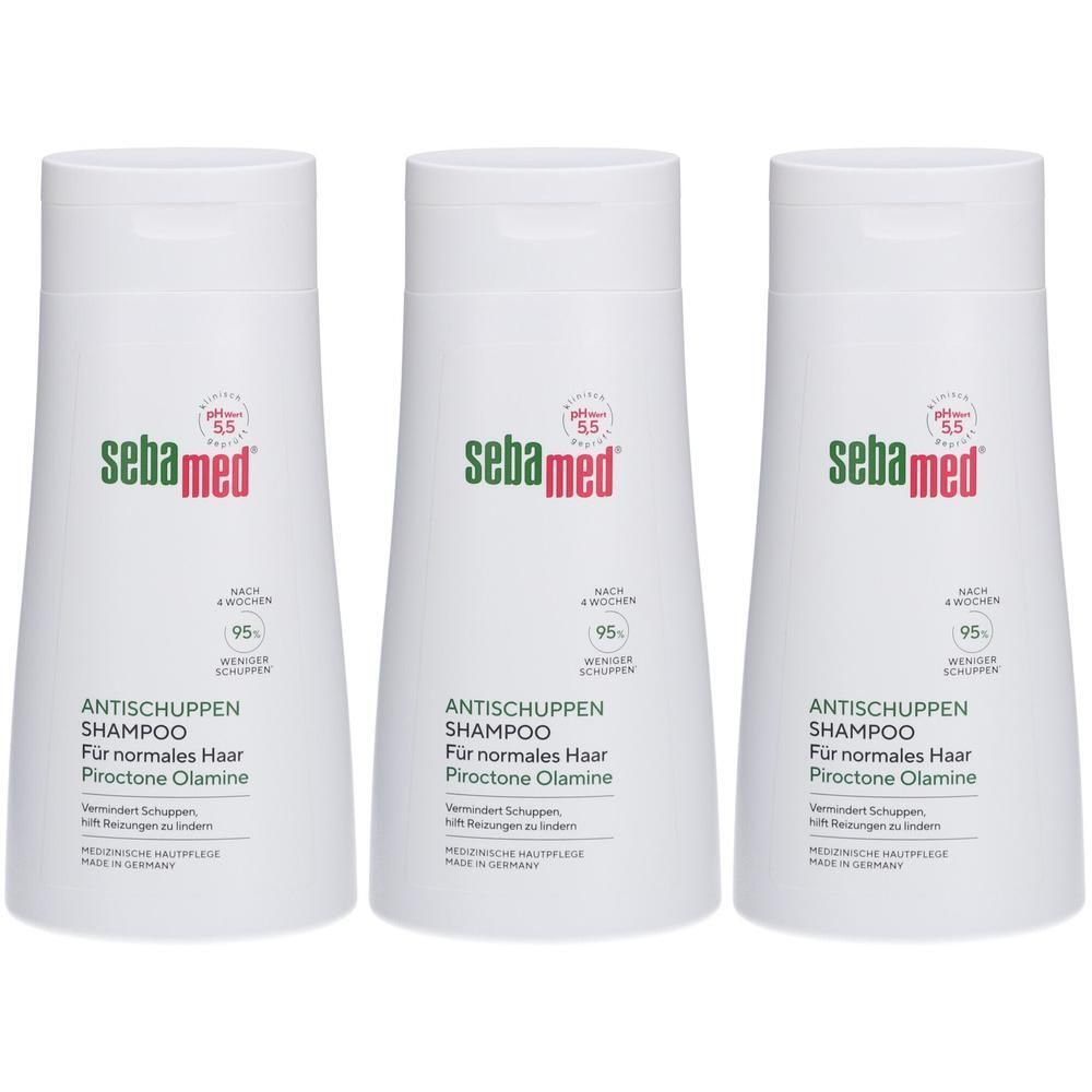 Drei weiße Flaschen sebamed® ANTISCHUPPEN SHAMPOO. Jede Flasche hat einen weißen Deckel und grüne und rote Schrift. Aufschrift: pH 5,5.