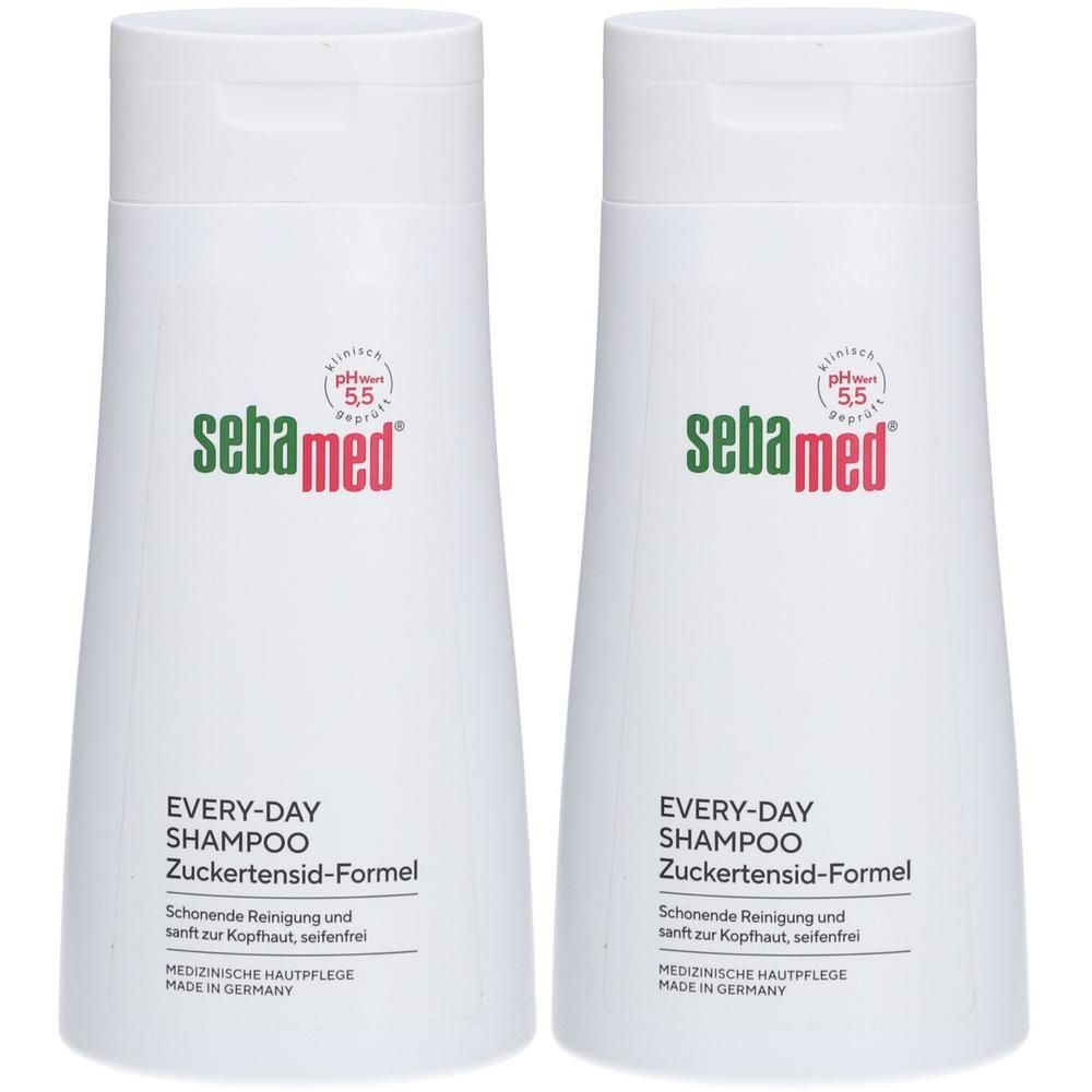 Zwei weiße Flaschen mit Klappdeckel. Aufschrift: sebamed, EVERY-DAY SHAMPOO, Zuckertensid-Formel. Mit pH-Wert 5,5-Zeichen. Hergestellt in Deutschland.