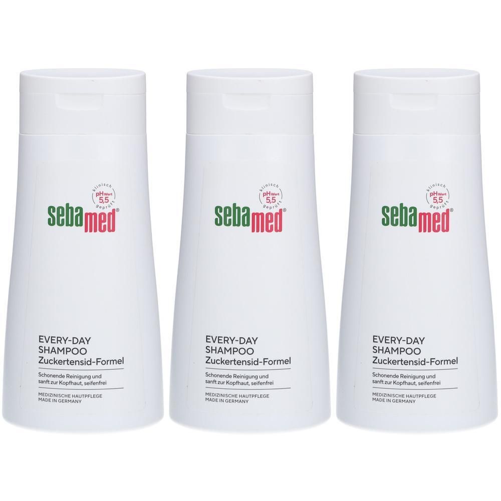 Drei weiße Shampoo-Flaschen mit Klappdeckel. Auf jeder Flasche steht „sebamed“ und „EVERY-DAY SHAMPOO“. Die Flaschen sind nebeneinander angeordnet.