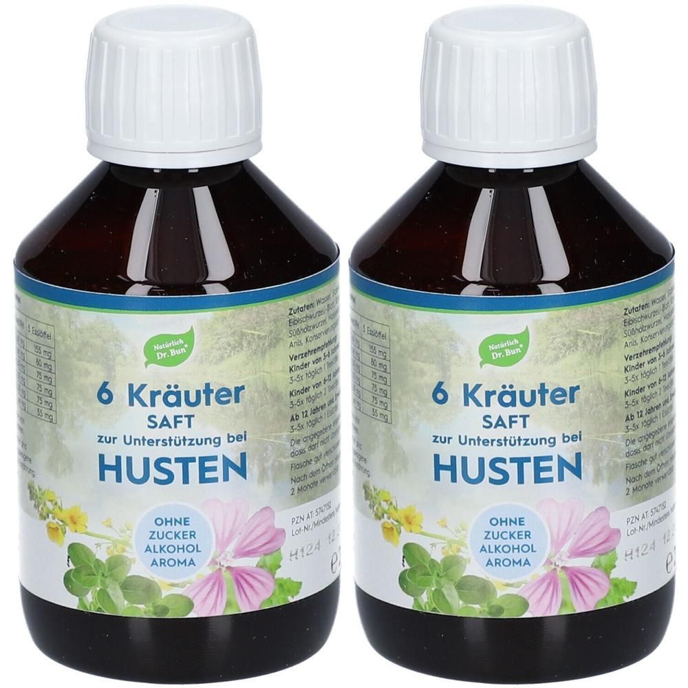 Zwei Flaschen Hustensaft. Auf den Etiketten steht: 6 Kräuter Saft zur Unterstützung bei Husten. Ohne Zucker, Alkohol, Aroma.