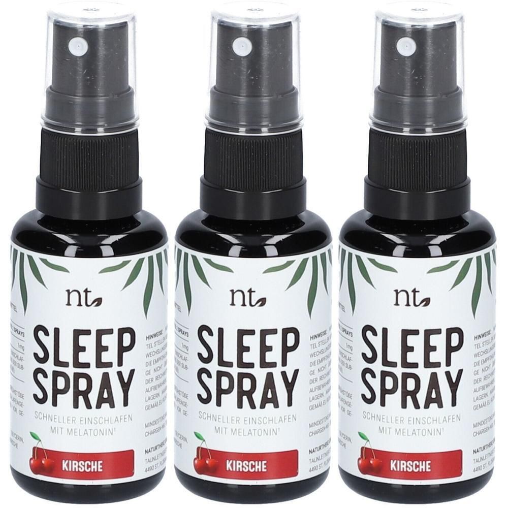 Drei Sprühflaschen mit schwarzem Verschluss und weißem Etikett. Aufschrift: Sleep Spray, Kirsche. Mit Melatonin.