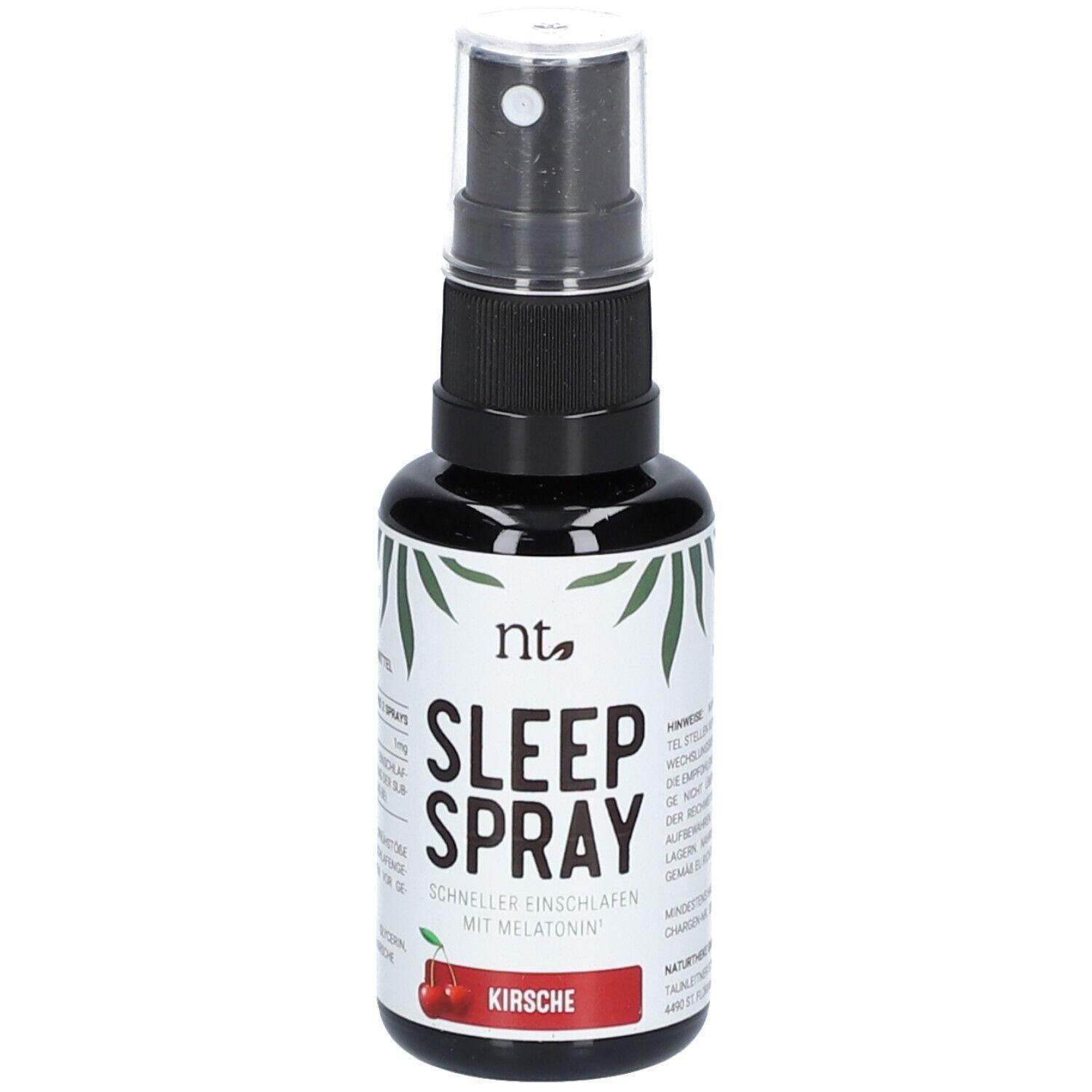 Schwarze Flasche mit Sprühkopf. Aufschrift: Sleep Spray, Kirsche. Mit Melatonin. Grüne Blätter als Designelement.