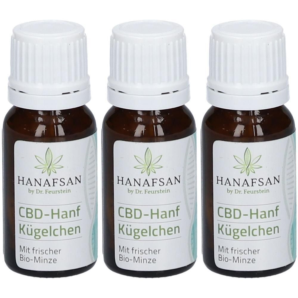 Drei braune Glasflaschen mit weißen Deckeln. Aufkleber mit Text: HANAFSAN, CBD-Hanf Kügelchen, Bio-Minze. Hanfblatt-Logo.