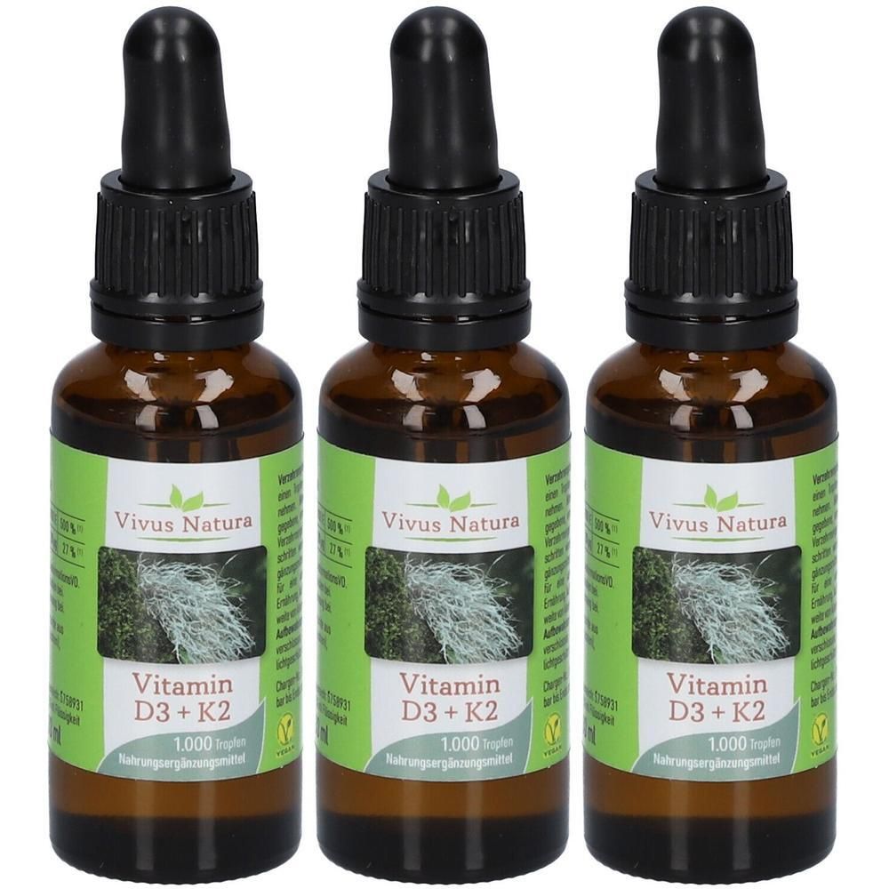 Drei braune Glasflaschen mit schwarzen Tropfern. Auf den Etiketten steht "Vivus Natura Vitamin D3 + K2".