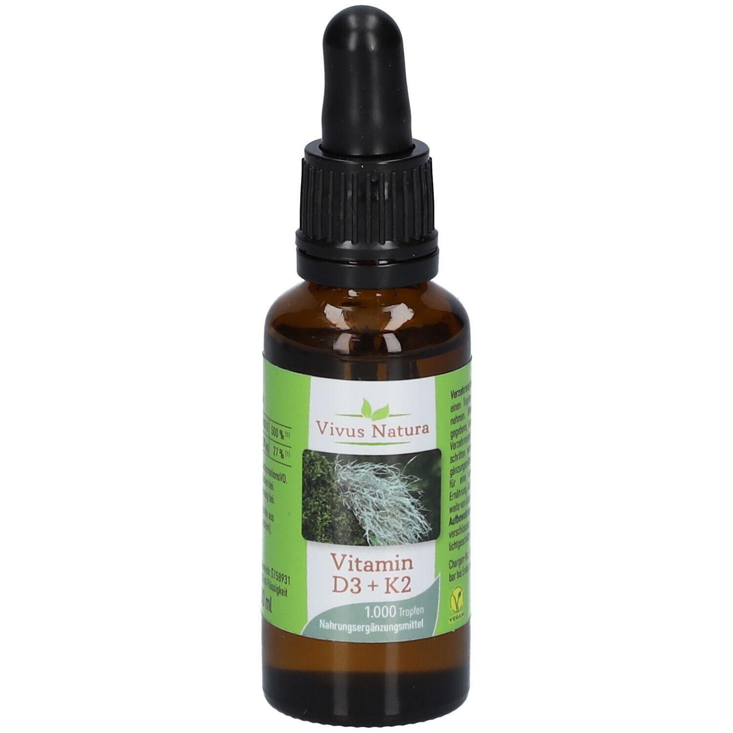 Braune Glasflasche mit schwarzem Deckel und Pipette. Aufkleber mit Produktinformationen: Vitamin D3+K2, Vivus Natura.