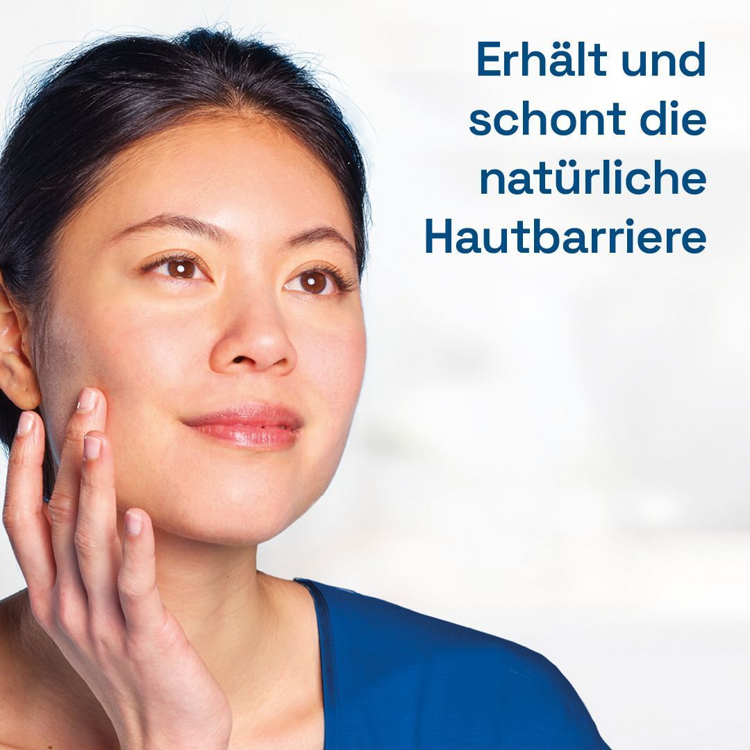 Frau berührt ihr Gesicht. Text: Erhält und schont die natürliche Hautbarriere.