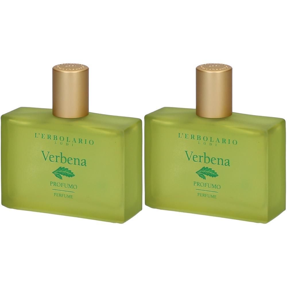Zwei grüne rechteckige Parfümflaschen mit goldenen Deckeln. Auf jeder Flasche steht "L'ERBOLARIO", "Verbena" und ein Blatt-Symbol.