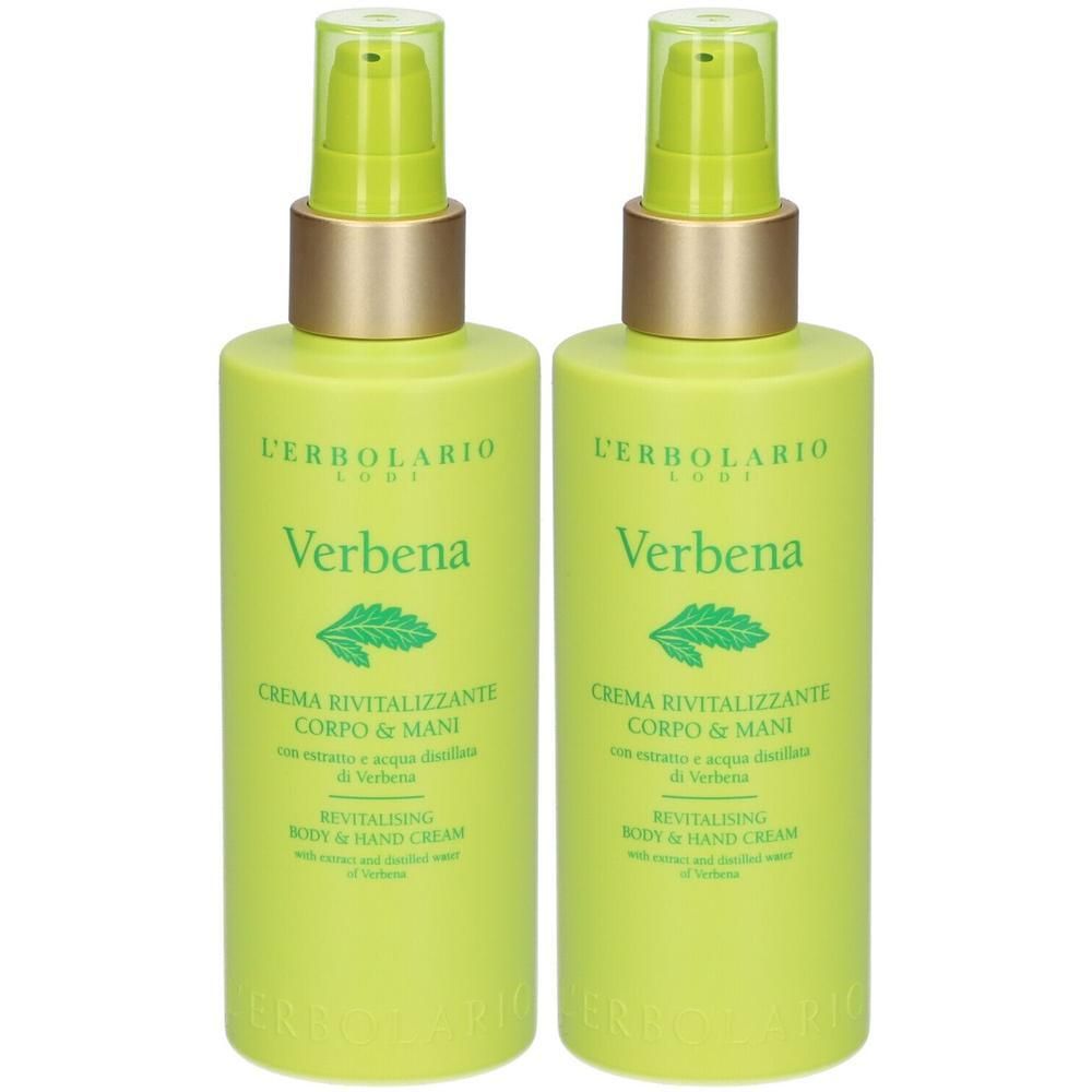 Zwei grüne Flaschen L'Erbolario Verbena Hand- und Körperlotion. Mit goldfarbenen Pumpköpfen und Produktbezeichnungen in italienischer und englischer Sprache.